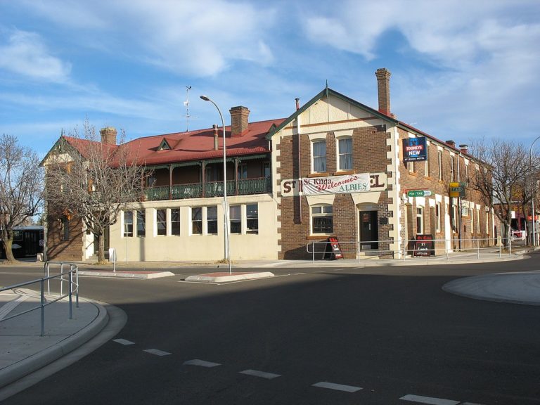 1200px St Kilda Hotel Armidale   panoramio 768x576